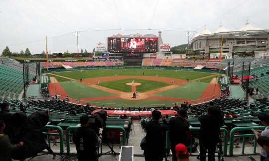 5일 인천 SK행복드림구장에서 프로야구 개막전인 SK 와이번스와 한화 이글스의 경기가 시작되고 있다. 연합뉴스